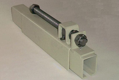 Chain tensioner expansion joints for conveyor system